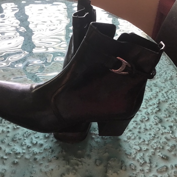 Black ankle boots with side zipper and cubed heel - Picture 1 of 4